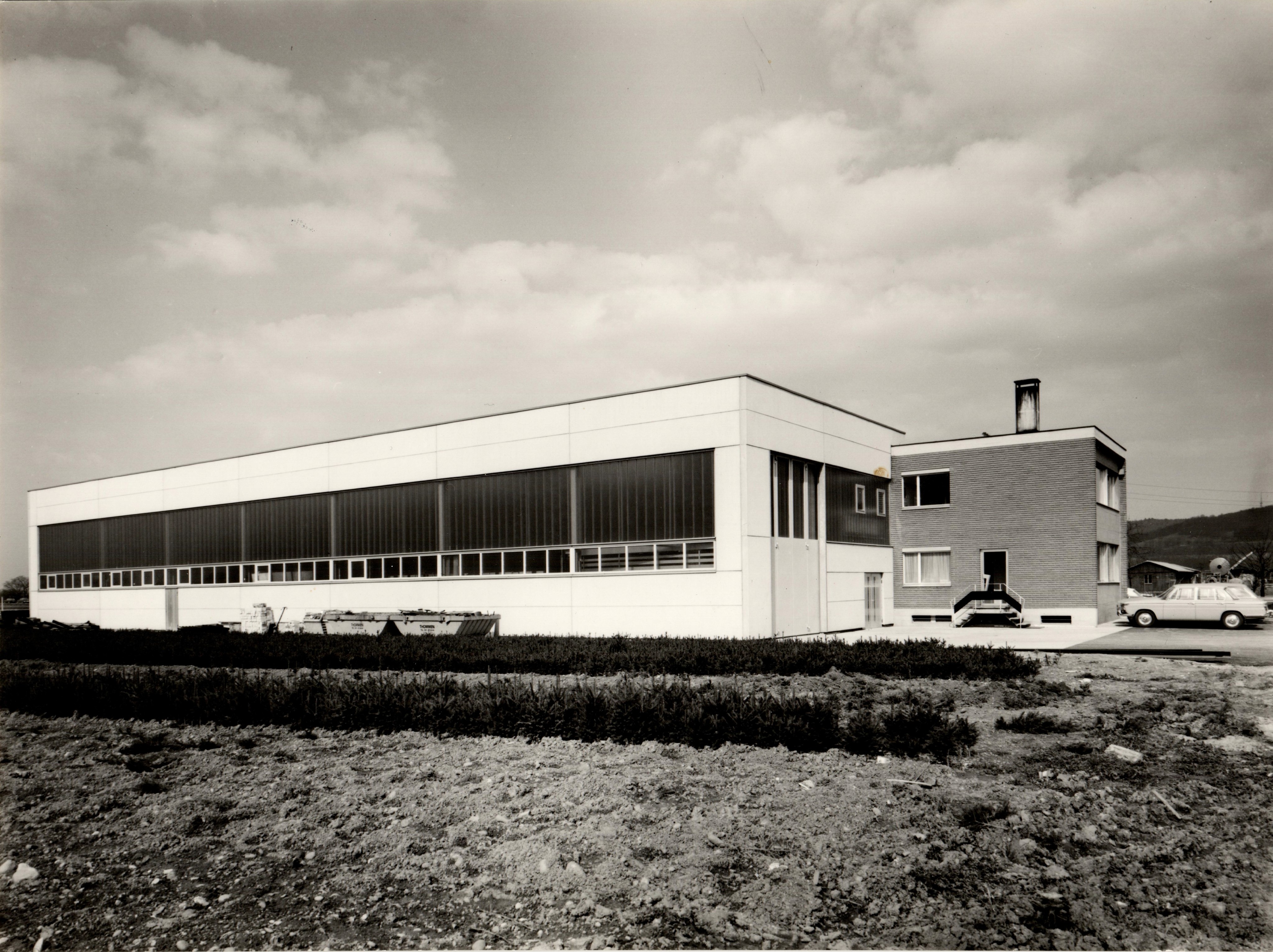 Historische Aufnahme eines Industriegebäudes aus den 1960er Jahren im Zusammenhang mit der Unternehmensentwicklung