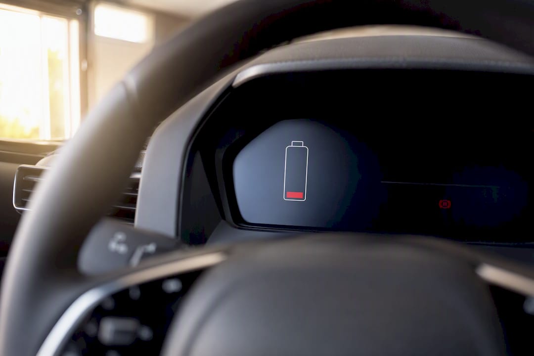 Varsellampe for elbilbatteri på dashbordet