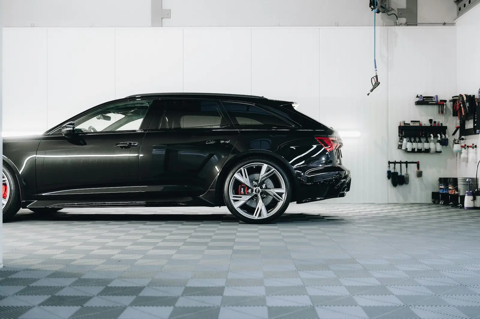 Audi RS6 noir préparé dans l’atelier de detailing automobile MB Atelier