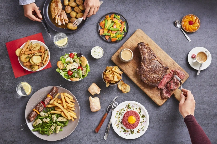nouritures du restaurant sur une table vu du dessus