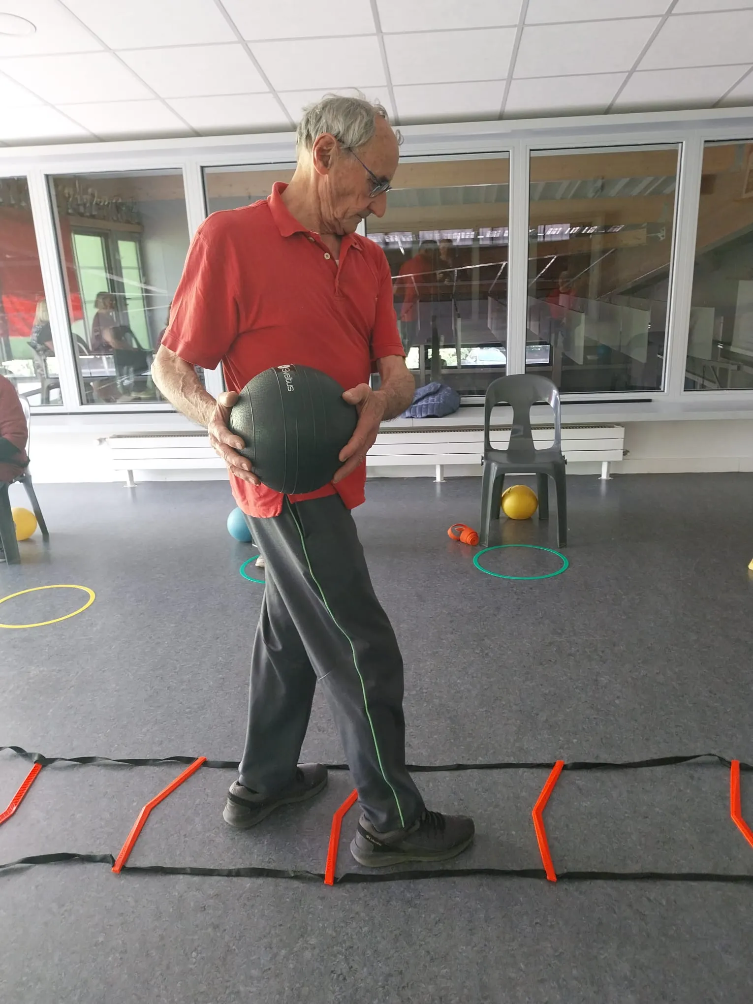Participant à une séance de gym douce seniors