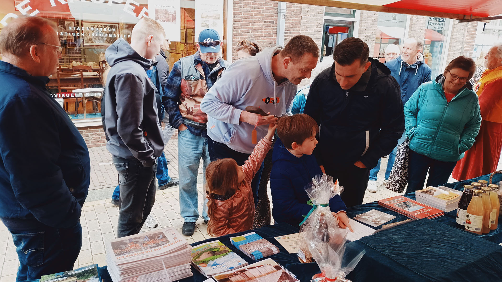 Lentemarkt 2026 drukte bij de kraam van De Knoperij - Oud Montfoort