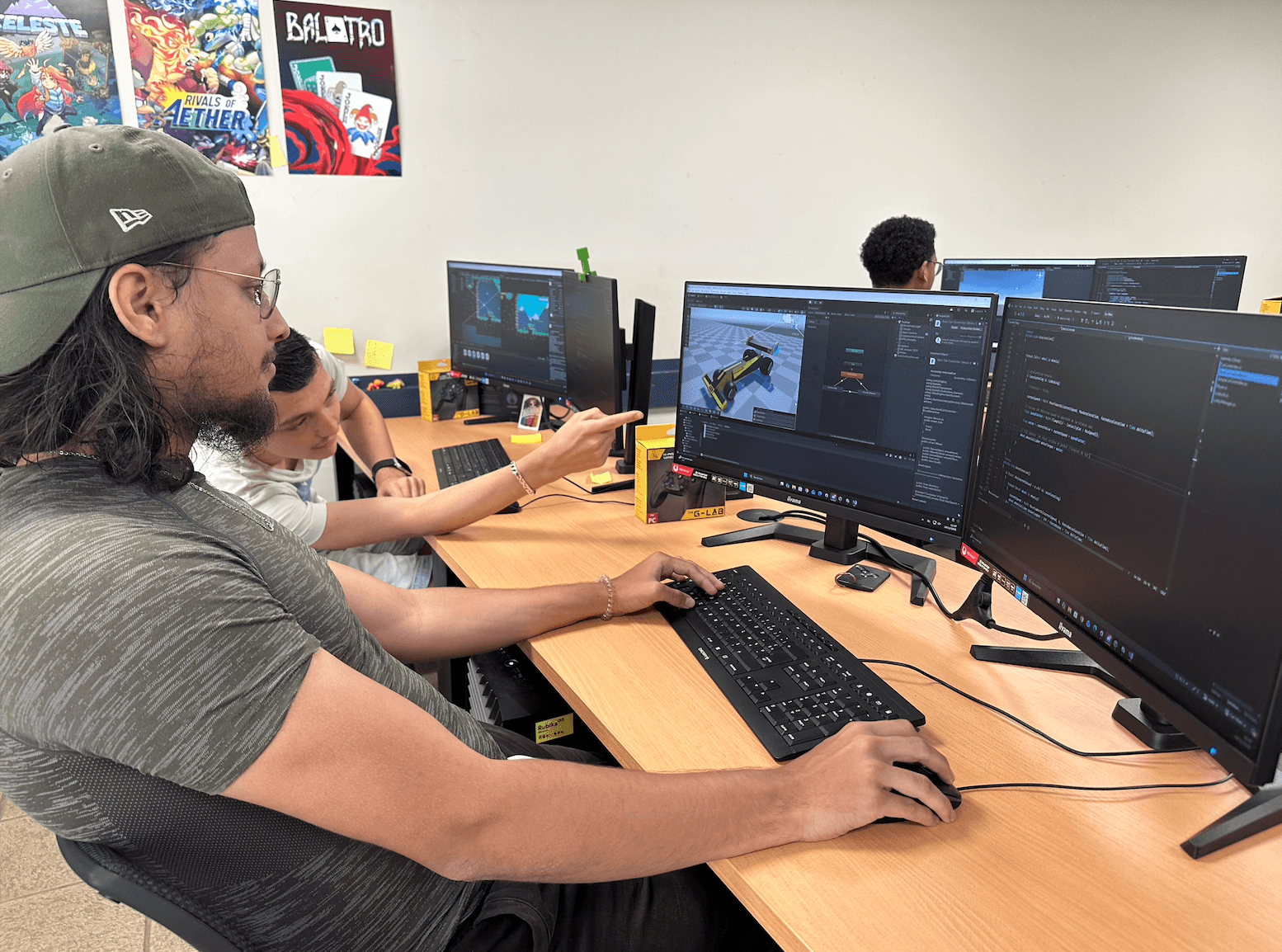 2 jeunes qui font un jeu vidéo