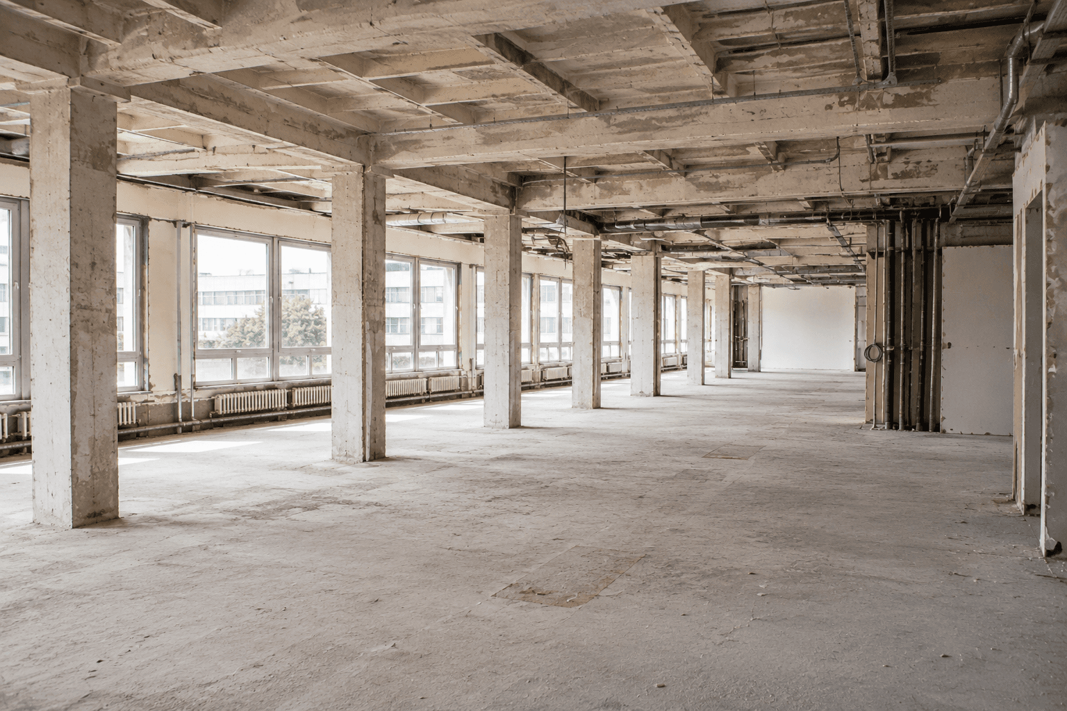 Intérieur d’un bâtiment après un curage complet avant rénovation