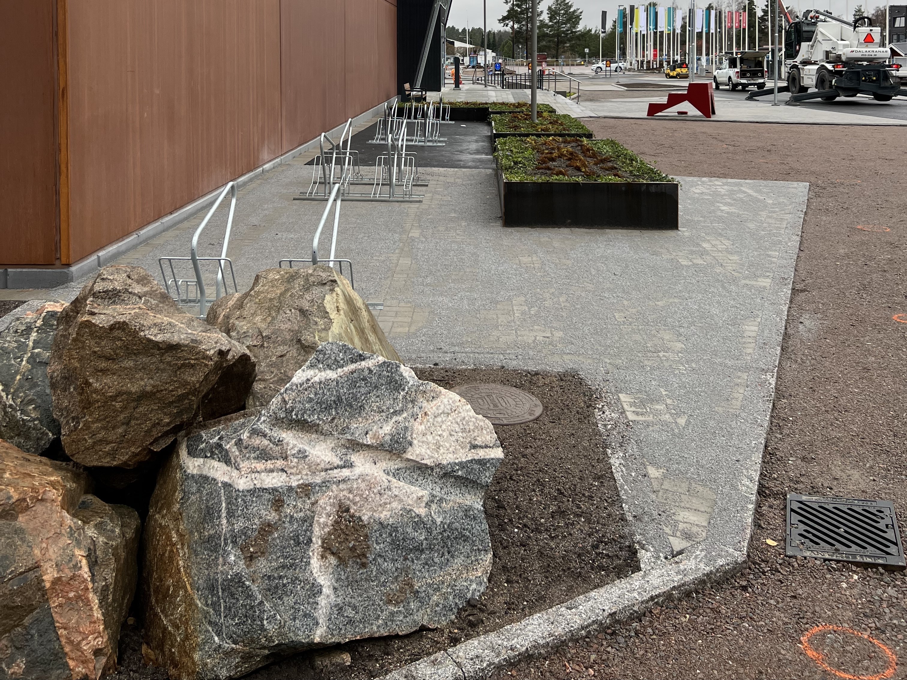 Entrada de edifício com pavimentação decorativa.