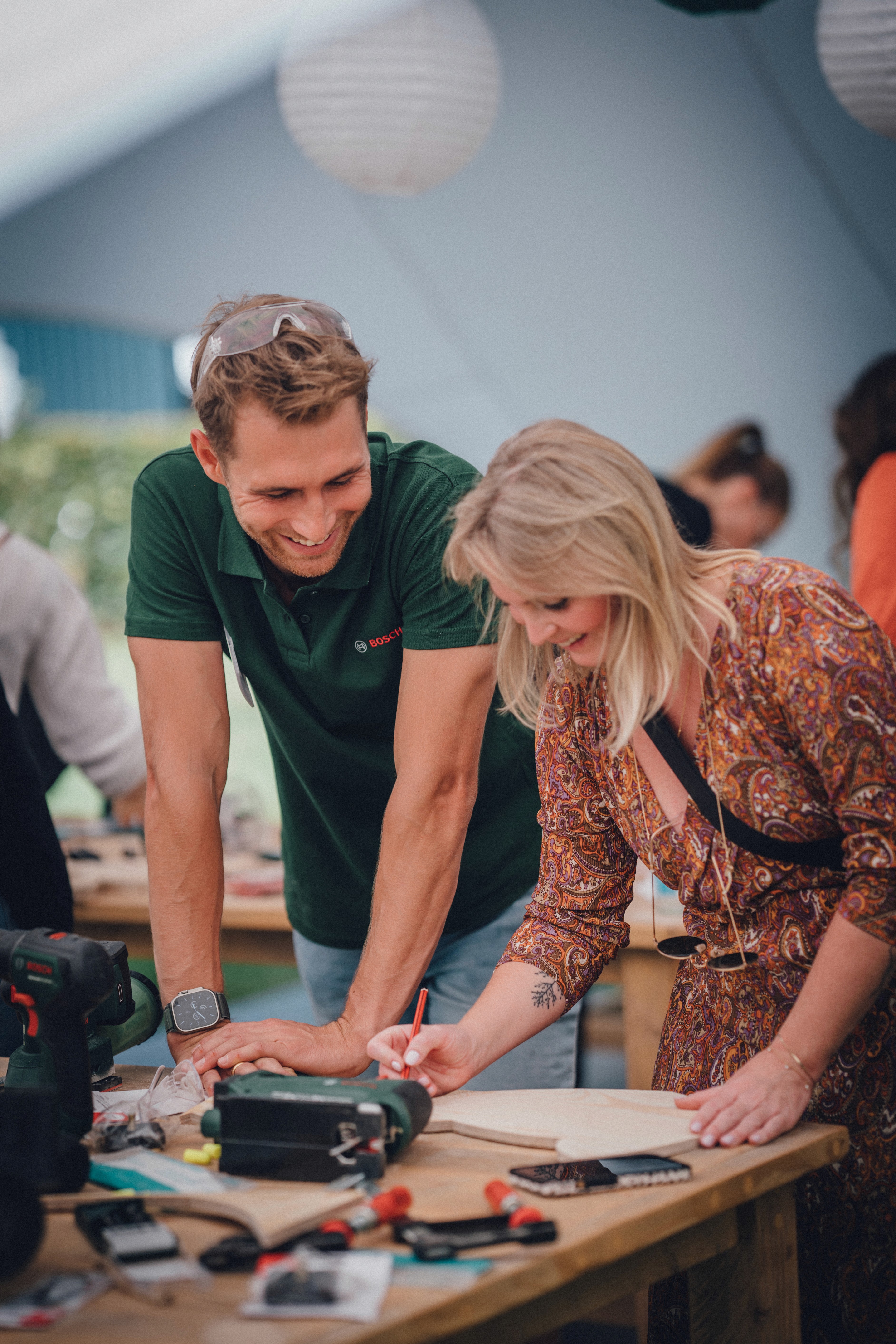 Im Workshop mit dem Markenpartner Bosch werkeln die Creator mit Unterstützung des Workshopleiters mit Holz.