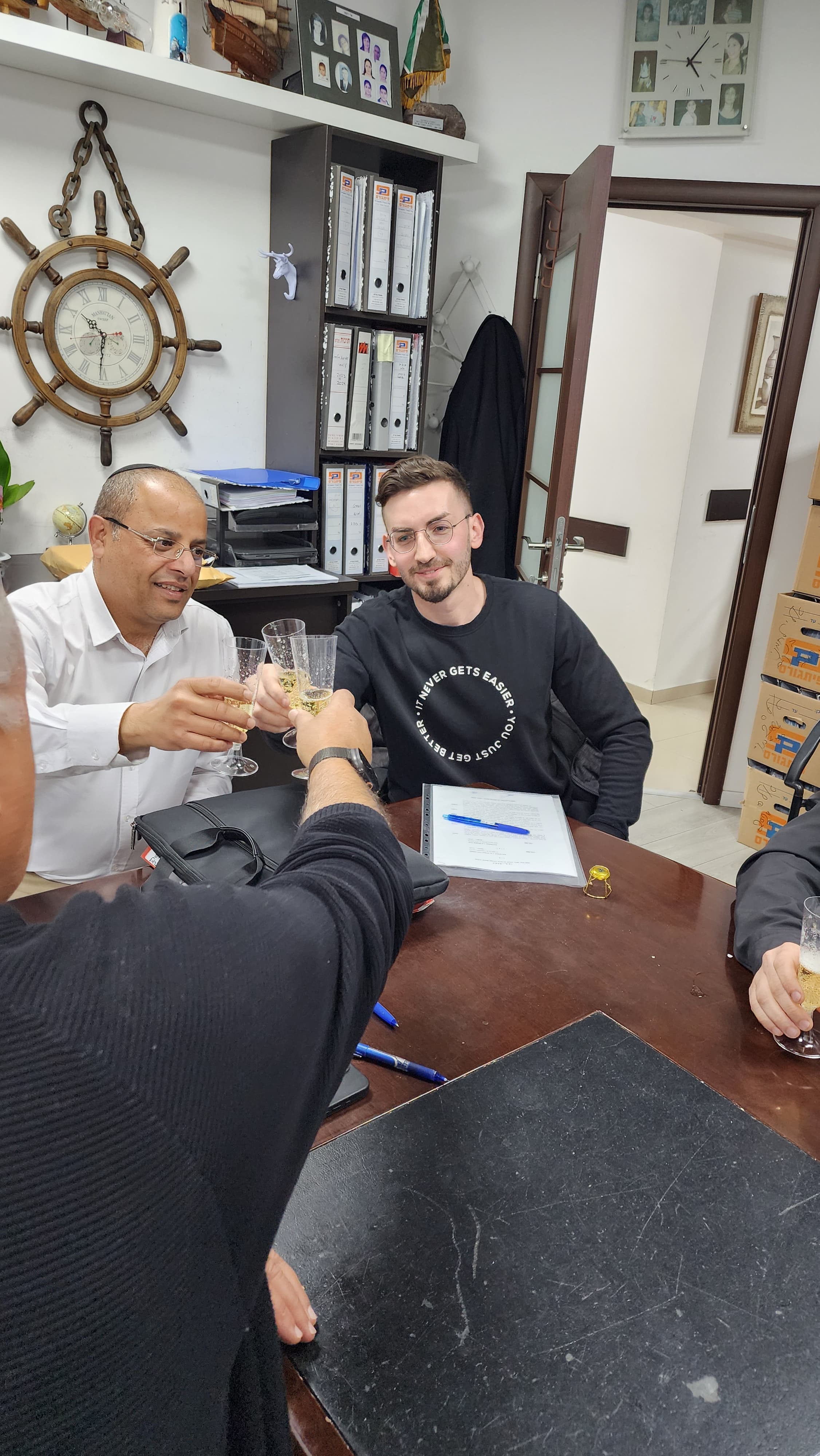 אנשים עושים לחיים אחקי עסקת נדלן