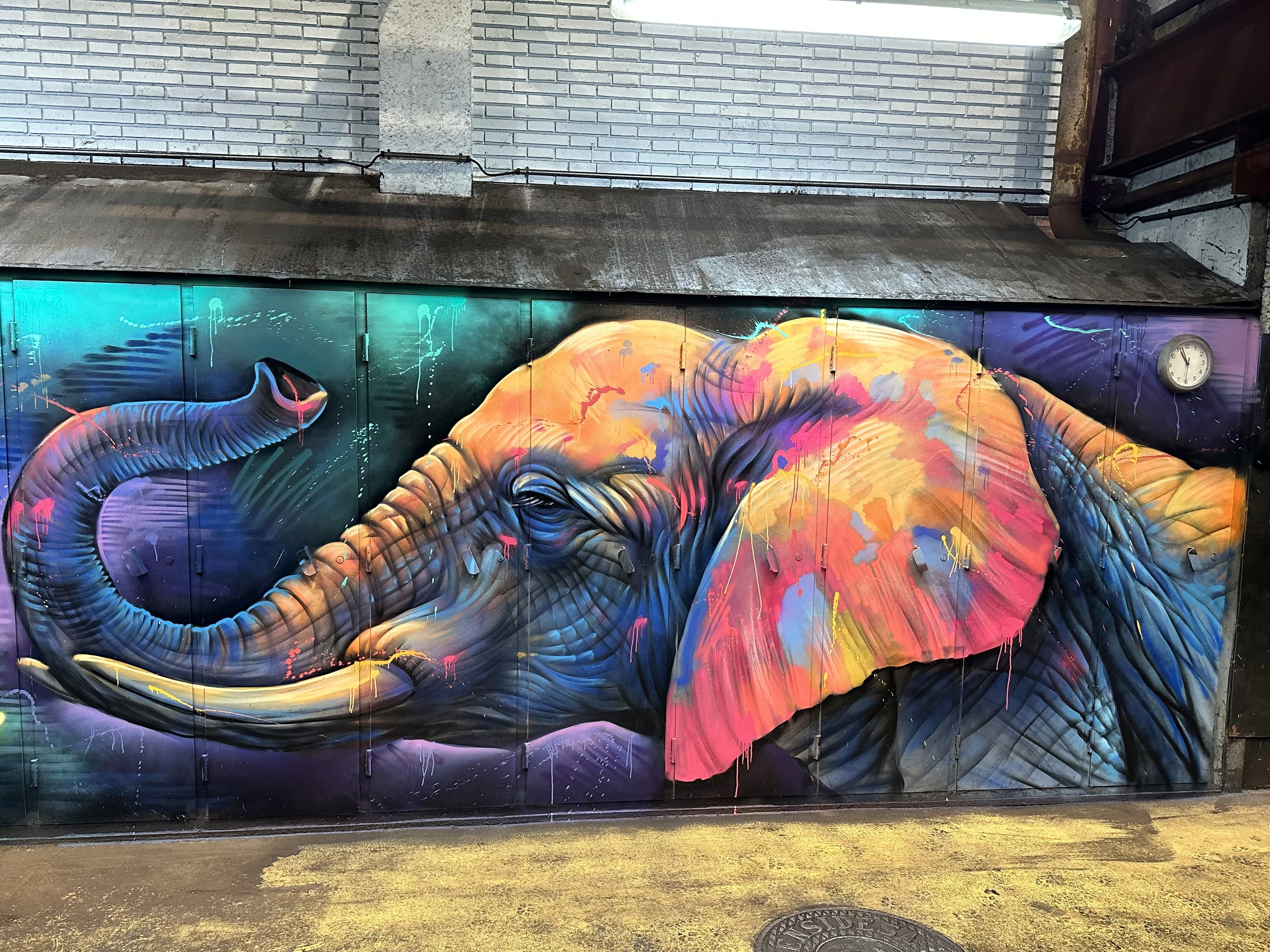 Mural de un elefante pintado sobre las puertas metálicas de la planta de ArcelorMittal en Avilés