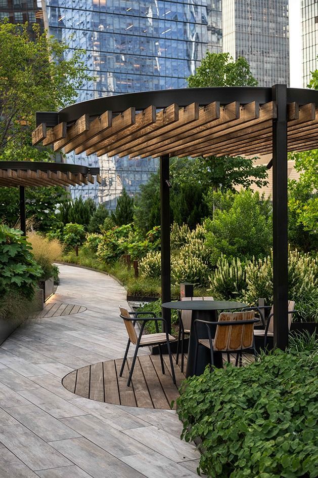 專業園林設計及種植設計：香港商業大廈戶外休憩空間，配置木製遮蔭架、圓形地台及戶外家俬。