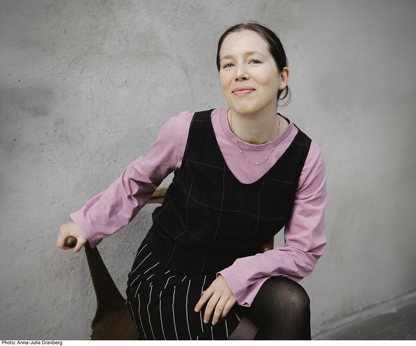 Anna Albrigtsen (f. 1995) har bakgrunn som sufflør og dramaturg i teaterbransjen. «Mellom verden» er hennes andre bok. Foto: Anna-Julia Granberg