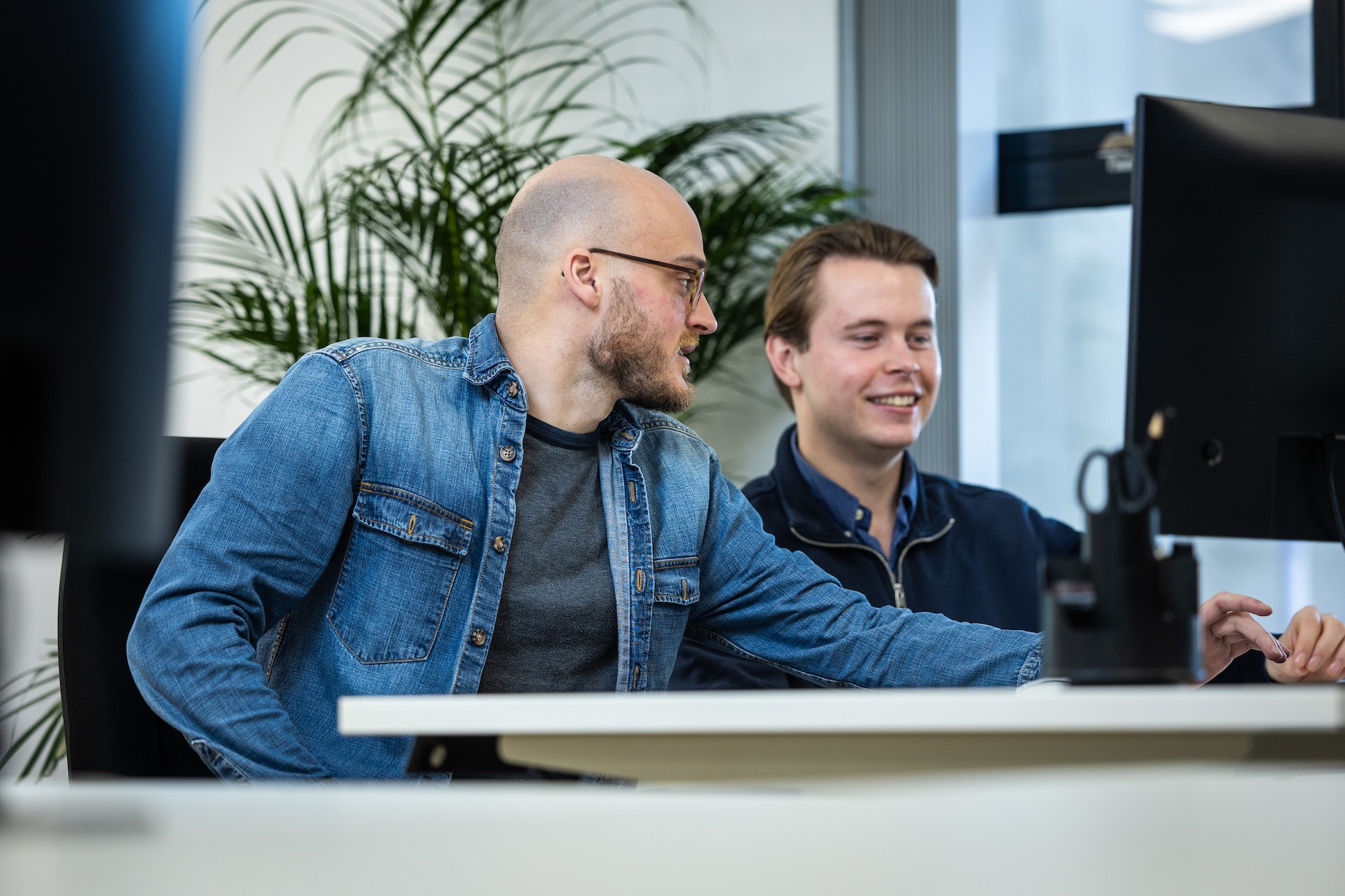 Employees of Blaudruck in front of a desk