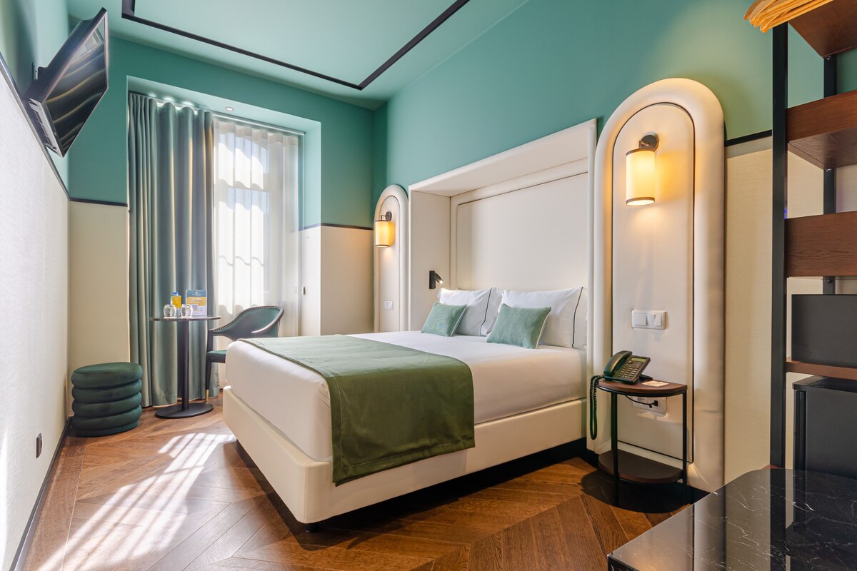 Nicola Rossio Hotel: teal guest room with arched wall details