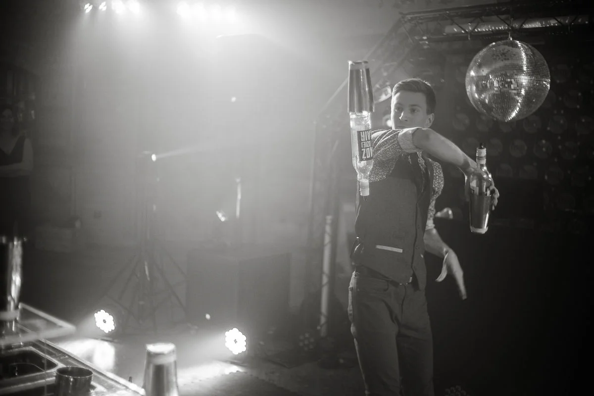 Nowoczesne atrakcje weselne – barman na mobilnym barze.