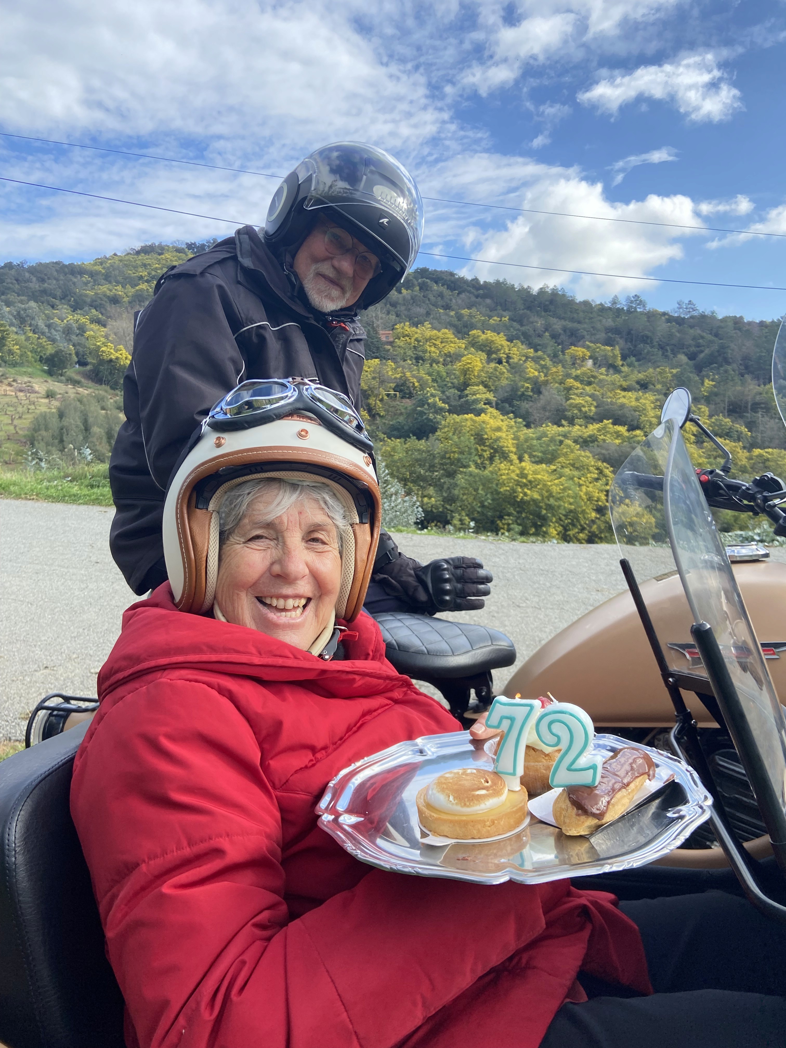 Balade en side-car dans le massif de l’Esterel sur la Côte d’Azur avec un couple de touristes et leur pilote.