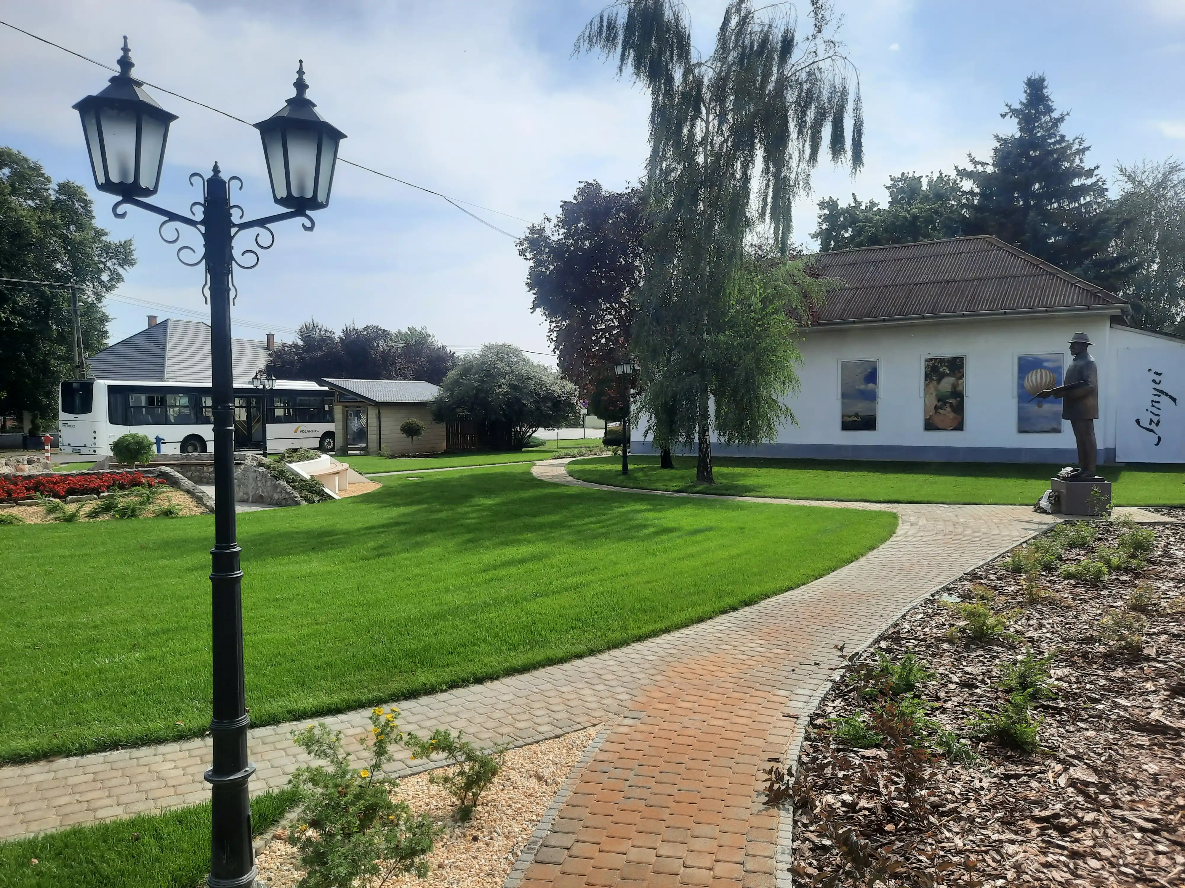 Közpark felújítás kőburkolattal és virágágyásokkal Szirmabesenyőn