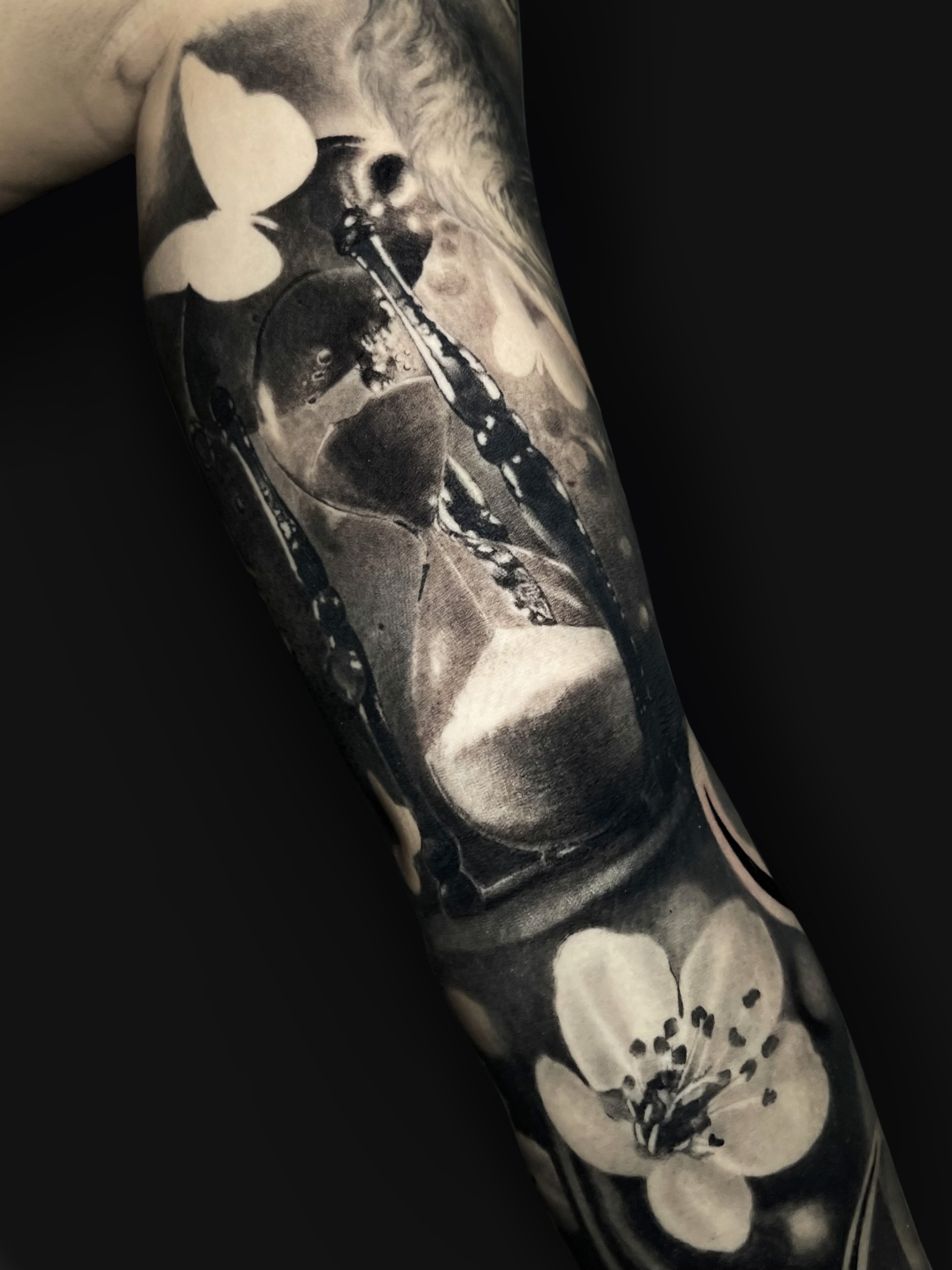 tatuaggio sull'avambraccio in stile chicano