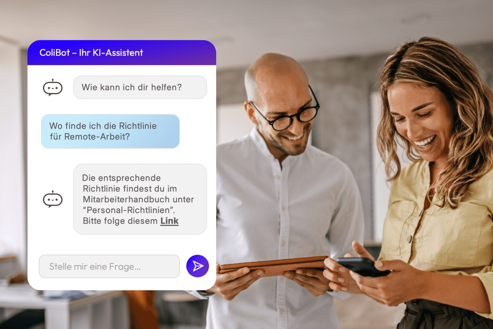 Mädchen in einem Lager, das auf ihr Telefon schaut und lächelt