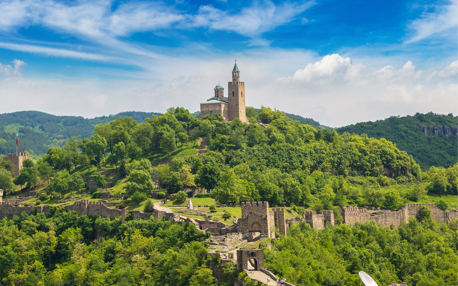 保加利亚维利科·特尔诺沃被郁郁葱葱的绿色植物环绕的山丘上的查雷维茨堡垒。