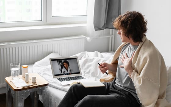 Пацієнт отримує онлайн-консультацію