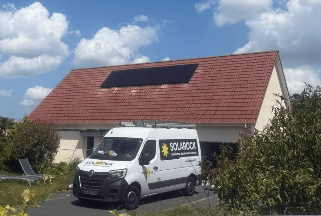 Photo d'une maison à Quillebeuf-sur-Seine en Normandie équipée de panneaux photovoltaïques dont l'installation a été faite par Solarock.