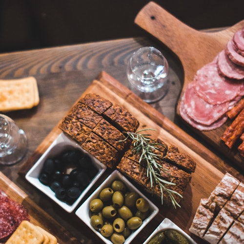 Ветчина, копченые колбасы, кабаносы, ржаной хлеб.