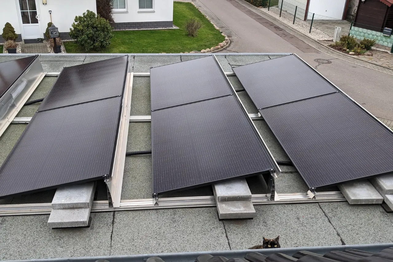 Photovoltaikmodule auf einem Bitumenflachdach