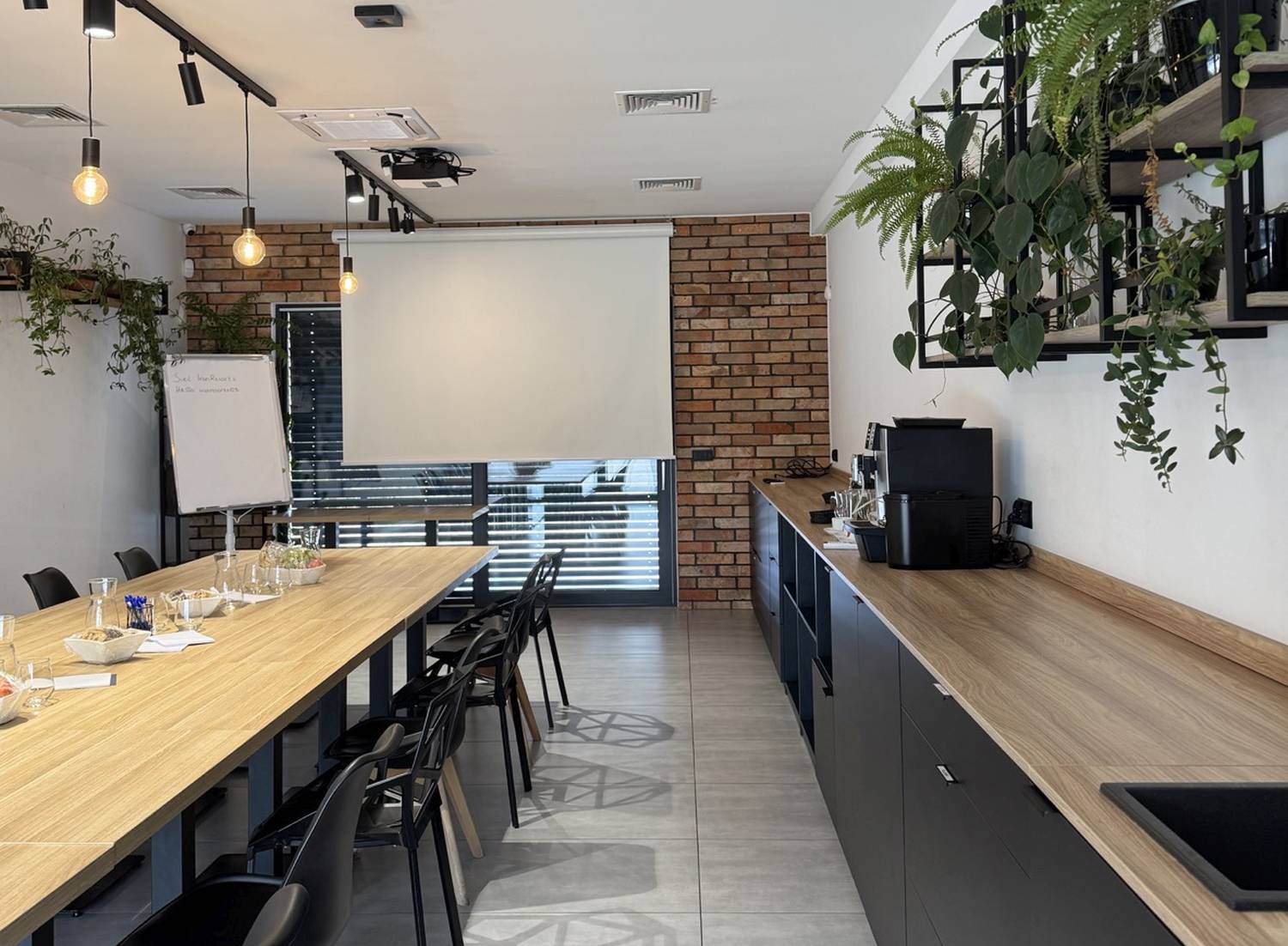 dzień szkoleniowy sala konferencyjna Poznań przygotowana do spotkania