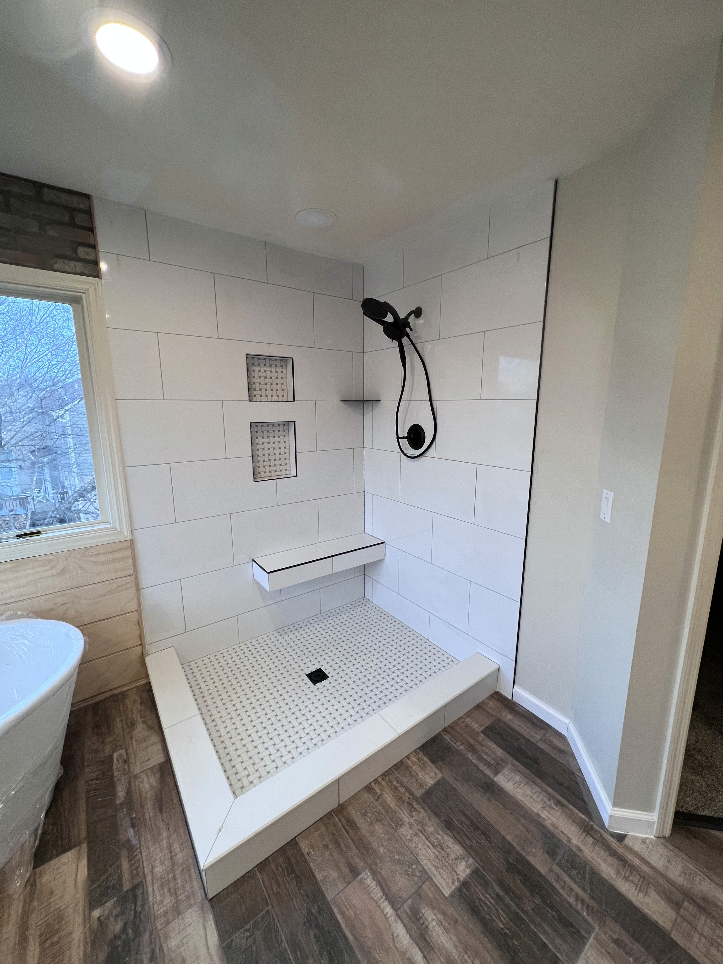 LFT Corner Shower with Dual Niche Boxes and Floating Bench