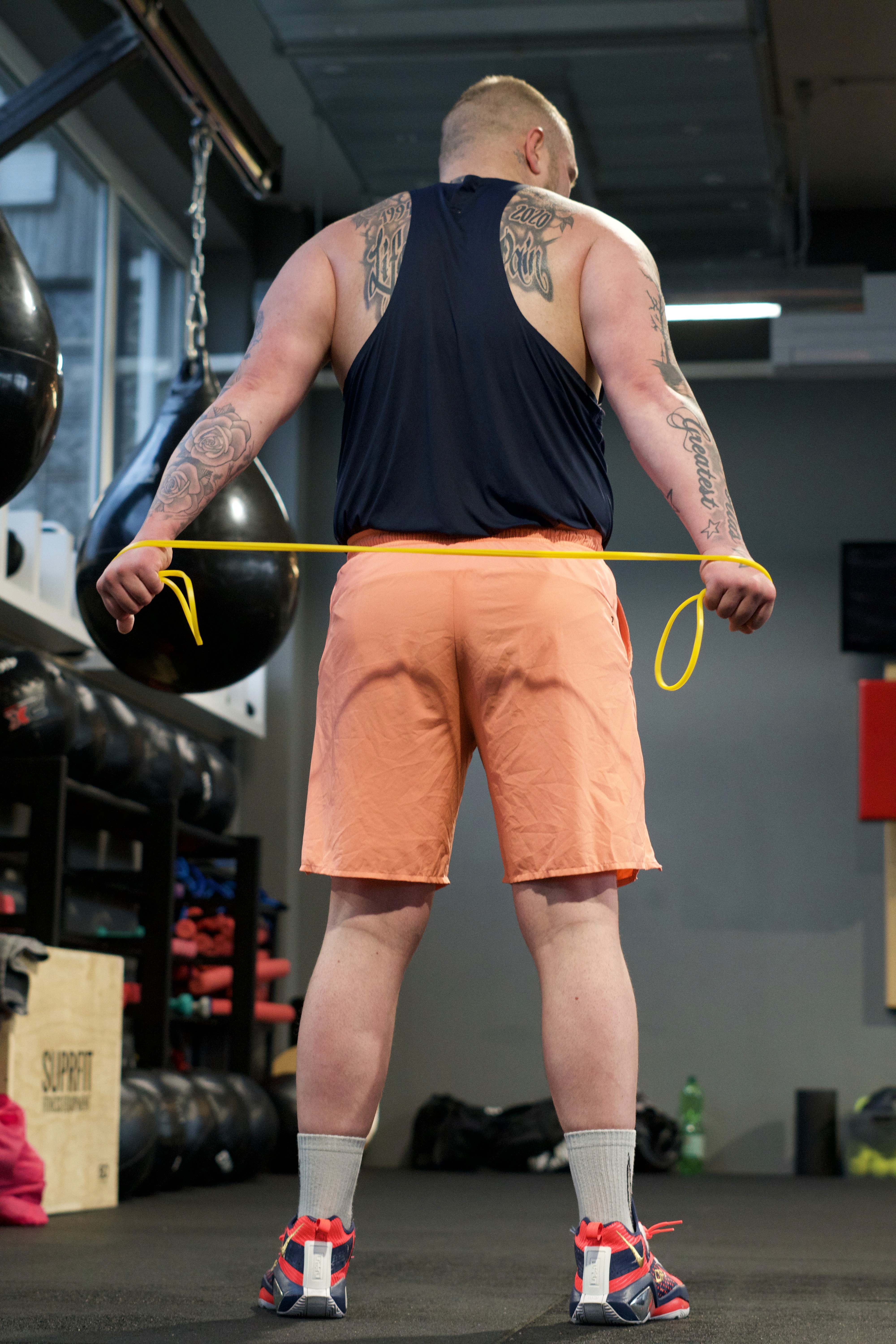 Athlet mit Gummiseilen bei Fuchs Kampfsport Zirkeltraining Kurs als Teil des Ausdauertrainings.