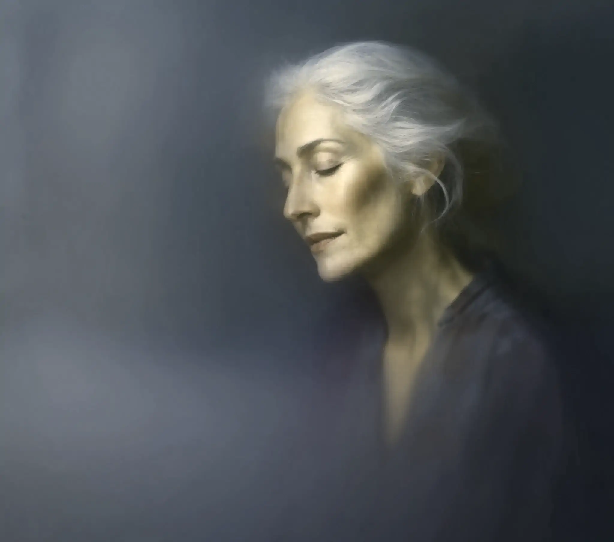 Femme sereine aux cheveux blancs évoquant l'apaisement et l'accompagnement après un décès