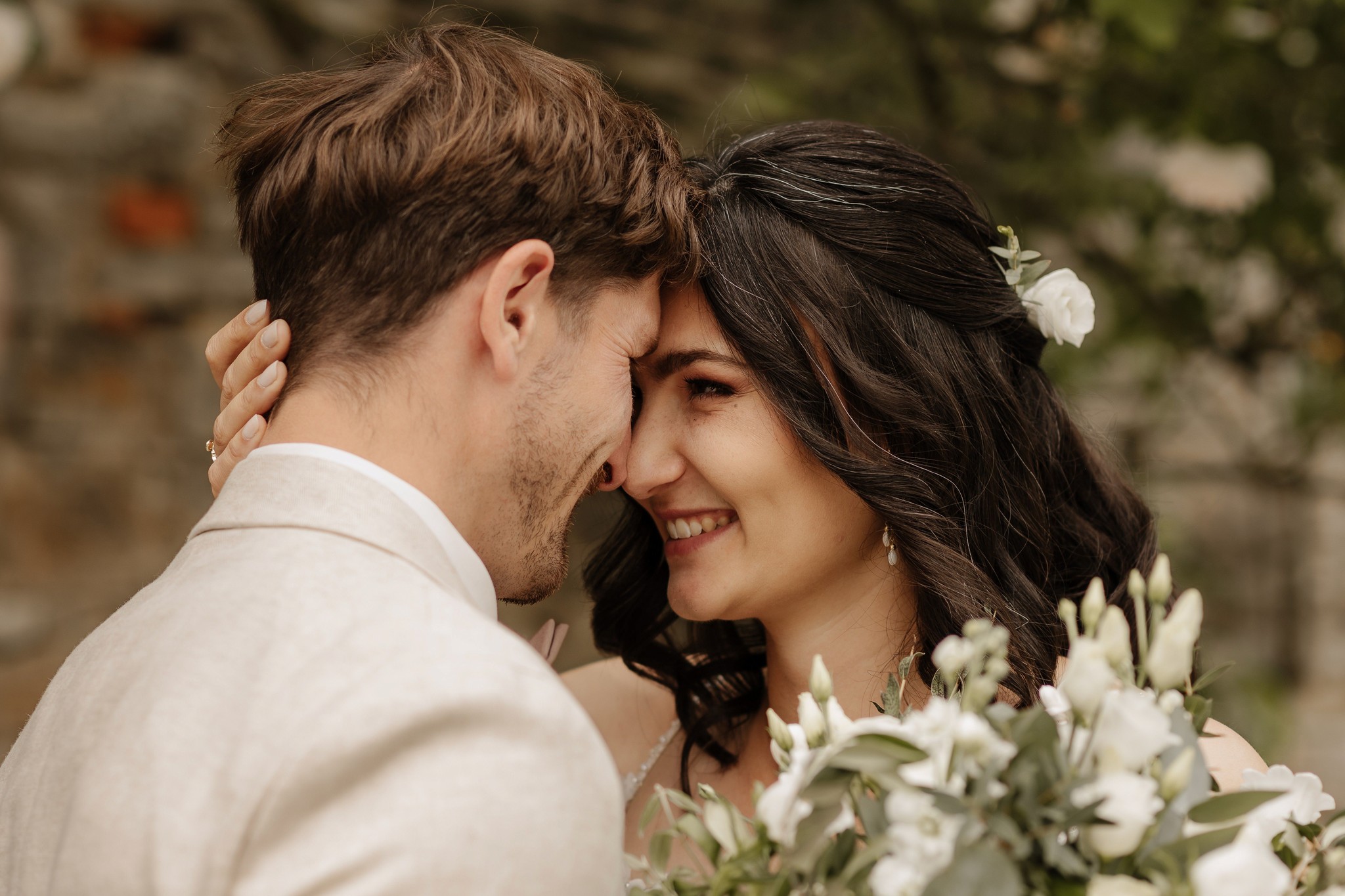 Authentisches Brautpaar-Porträt von Stephanie Weikert Fotografie – natürliche Hochzeitsfotos in warmen Farben