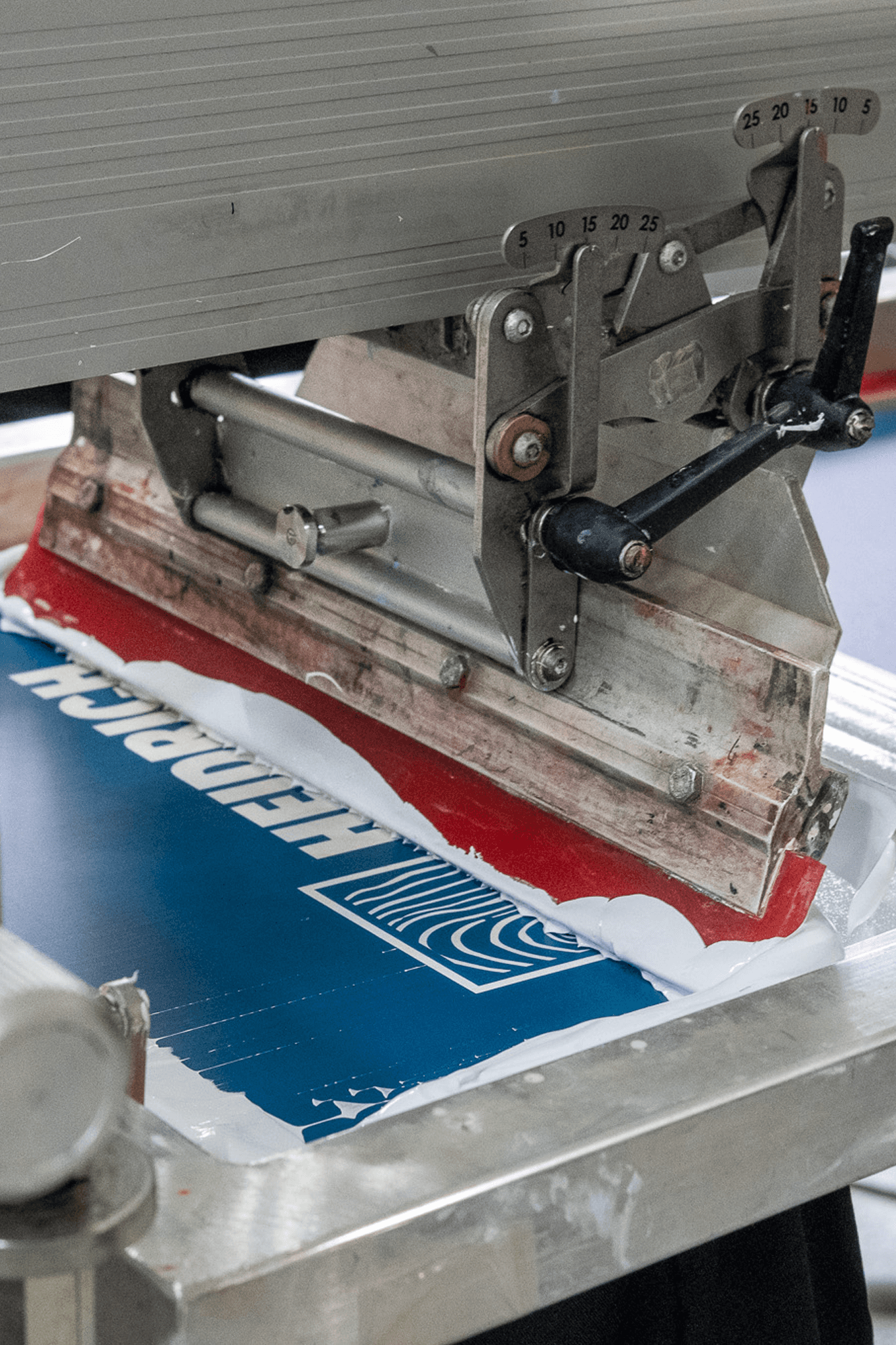 Siebdruckverfahren: Die Farbe wird durch ein Sieb auf das Material gedruckt.