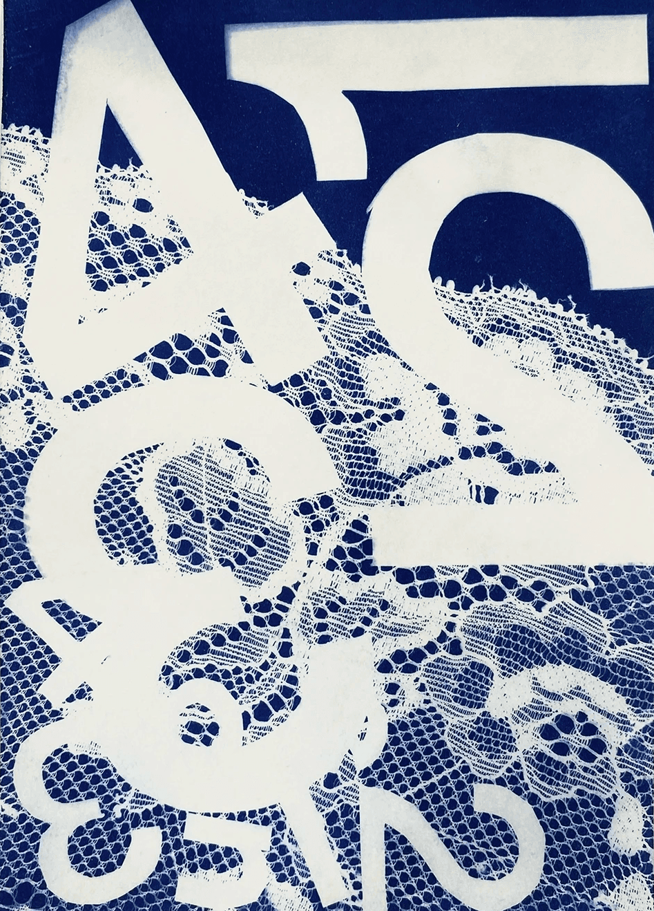 Abstrakte blaue Strukturen auf Papier, erzeugt durch unterschiedliche Belichtungsstärken und UV-Licht im Cyanotypie-Prozess.