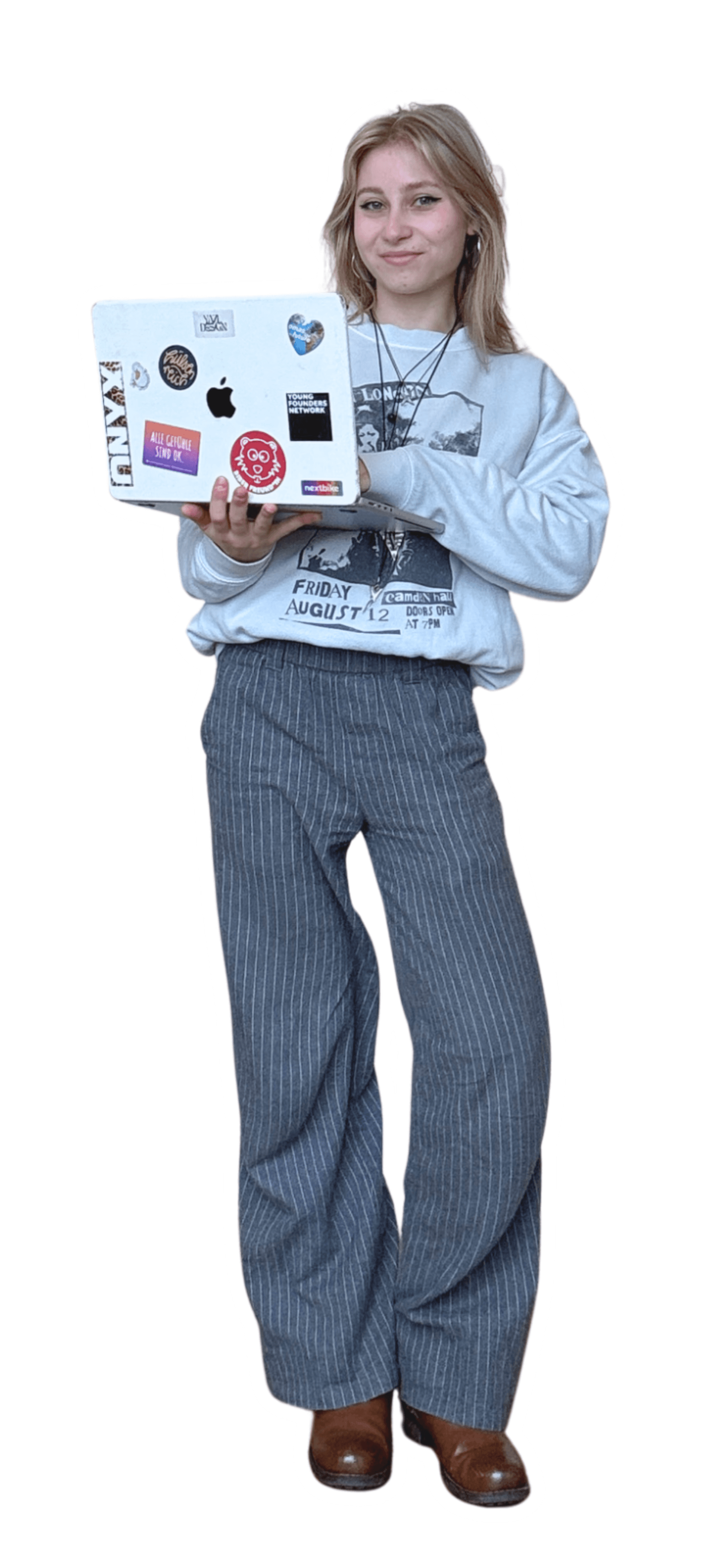 Yasmin hält einen Laptop in der Hand