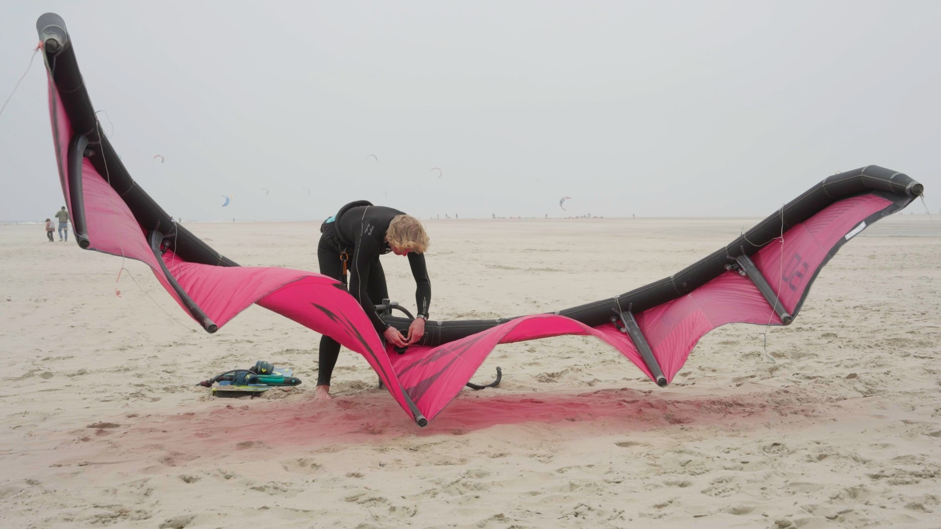 Bart van Adrichem bezig met een kite BLOW Kitesurf school