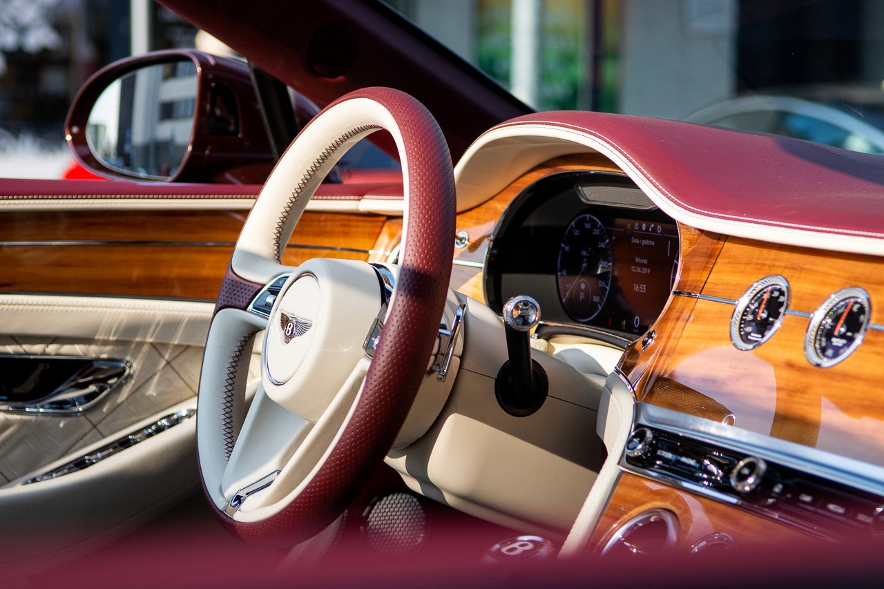Zbliżenie na kierownicę samochodu Bentley w dzień