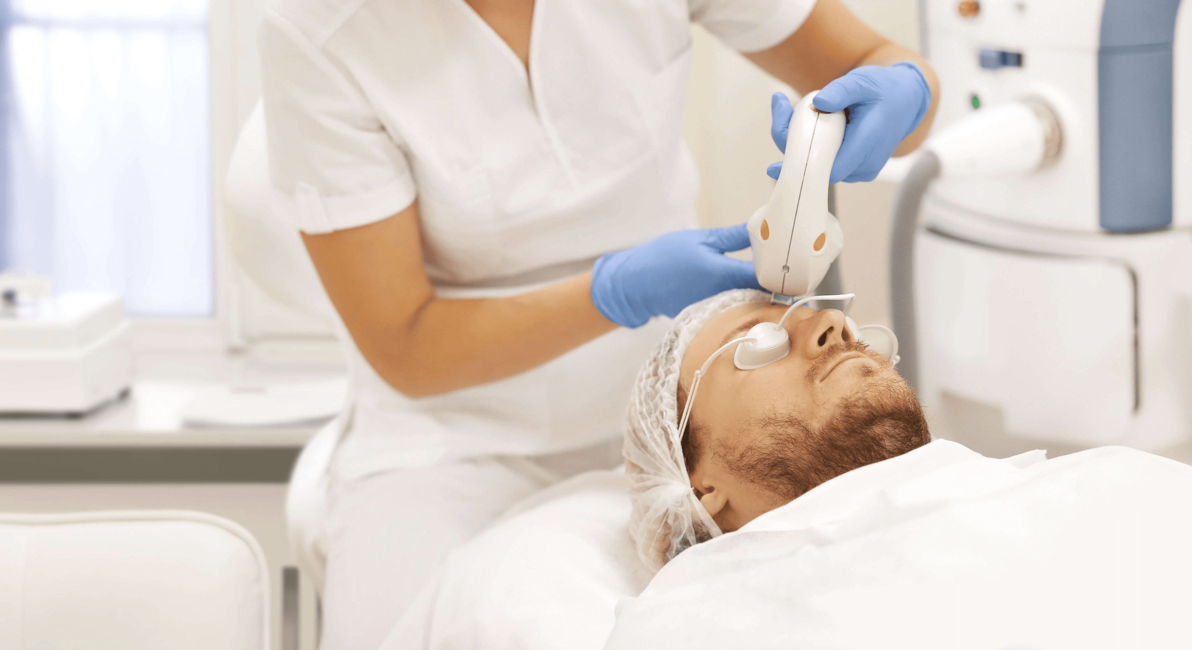 Odświeżający zabieg fotoodmładzania na twarz, przywracający młody wygląd skóry.