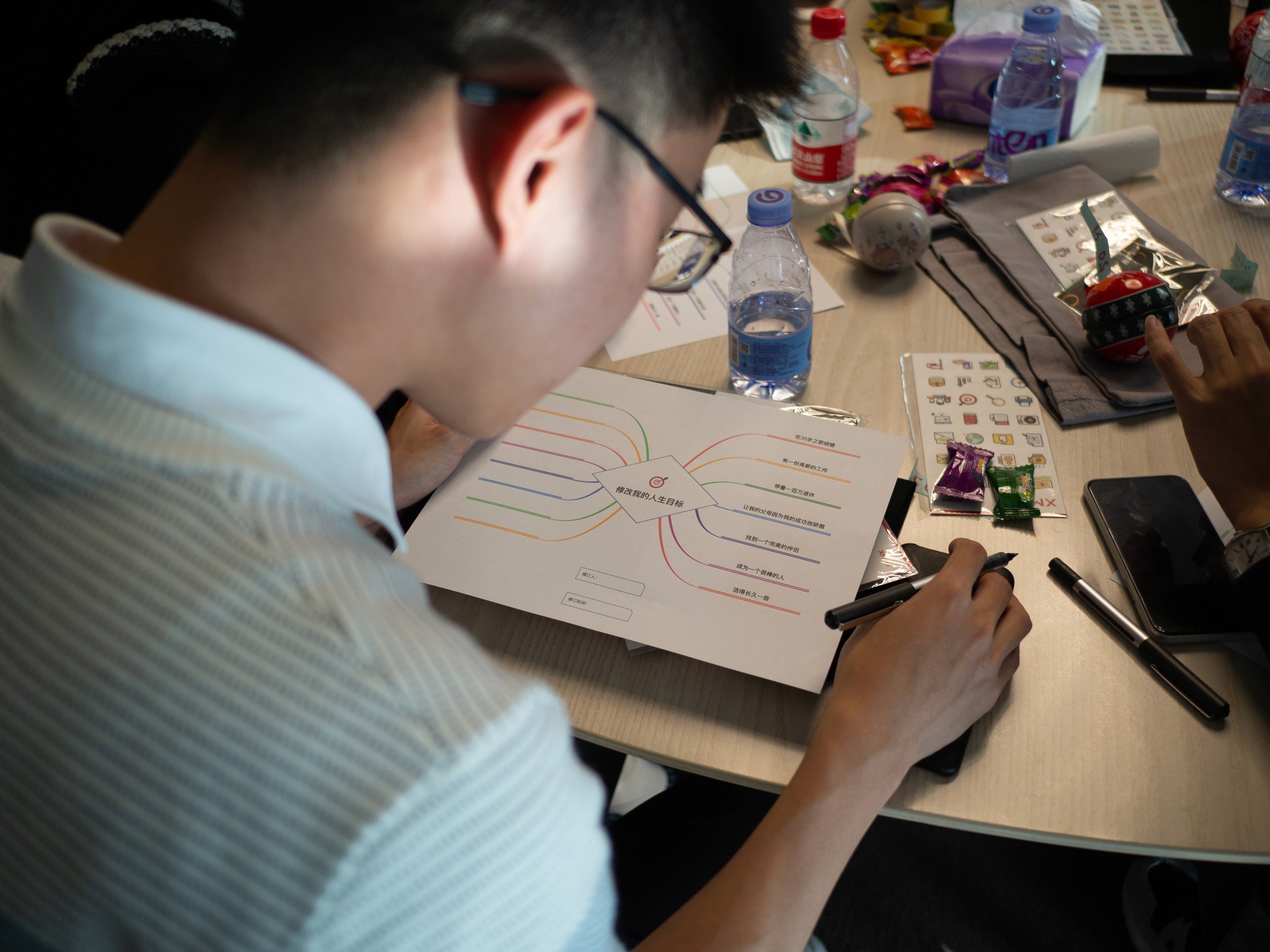 参与者在会议中讨论