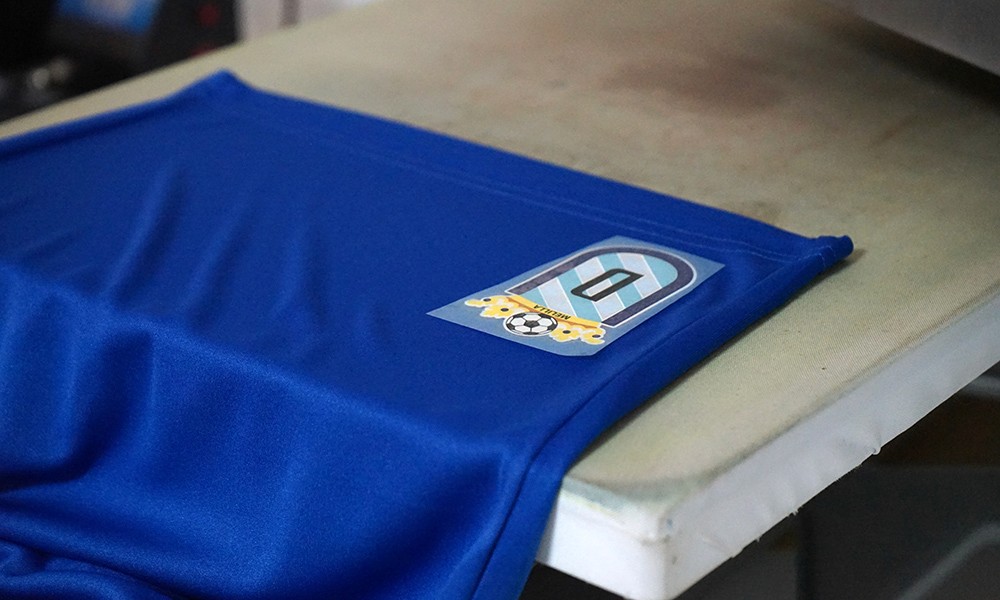 Camiseta personaliza lista para estampar — producción textil Divuit Studio Barcelona