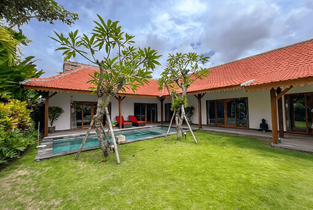 Traditional Bali style villa with a lush lawn and pool. Expert real estate agent for classic Canggu homes.