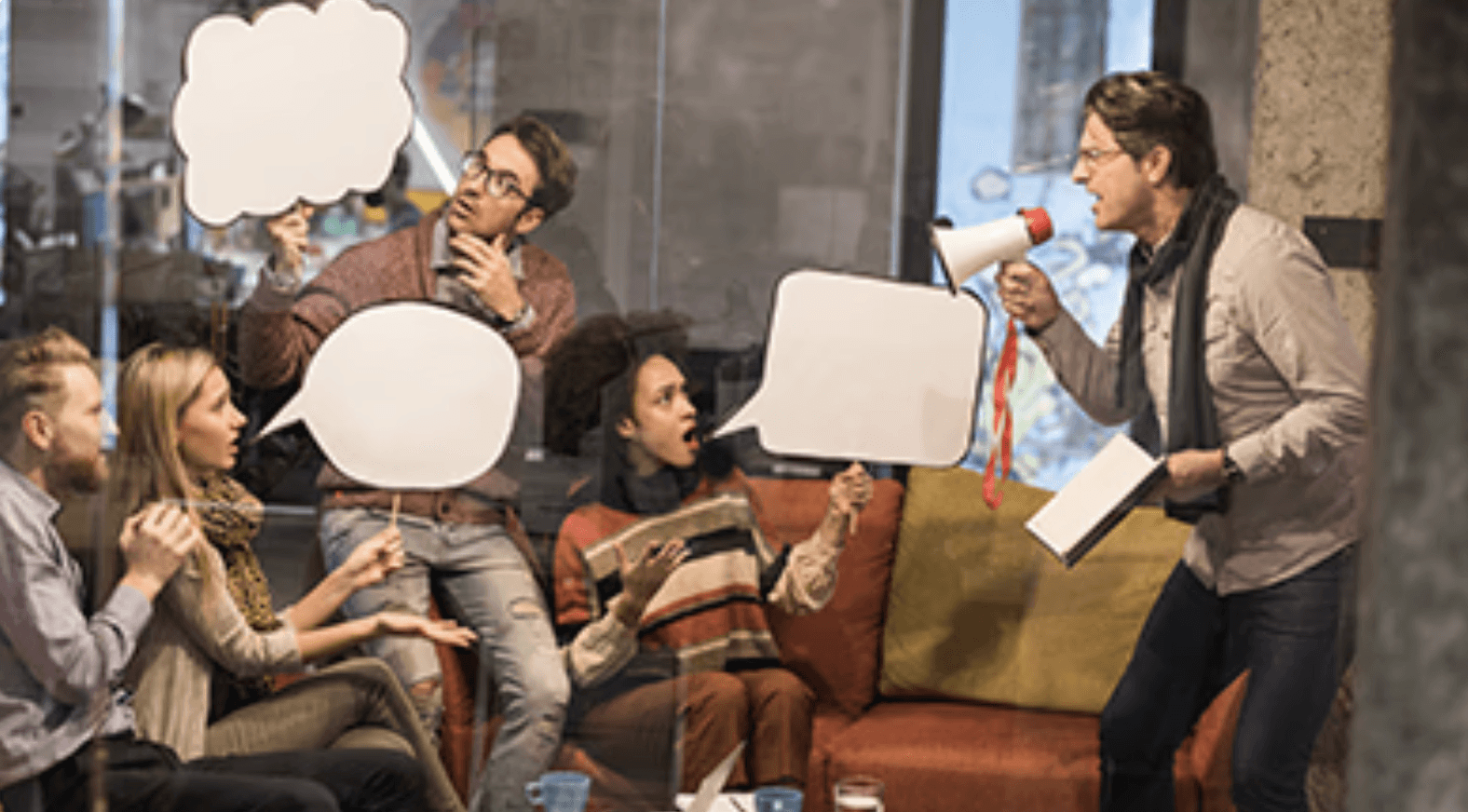 Menschen unterhalten sich mit leeren Sprechblasen.