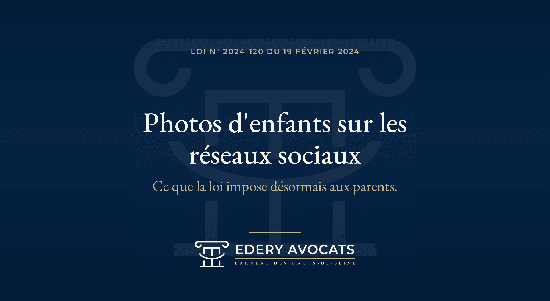 Parent photographiant son enfant avec un smartphone, illustrant le droit à l'image des enfants sur les réseaux sociaux