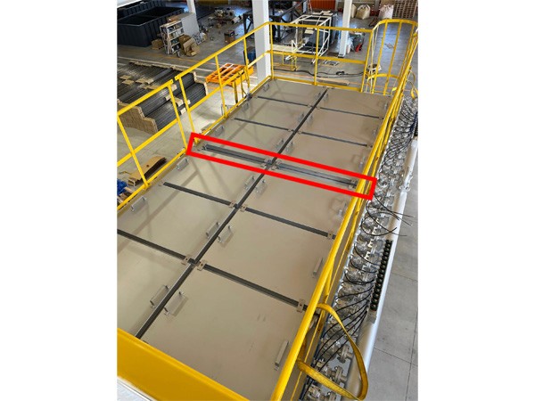 建屋の斜材が通るようすき間を設けた