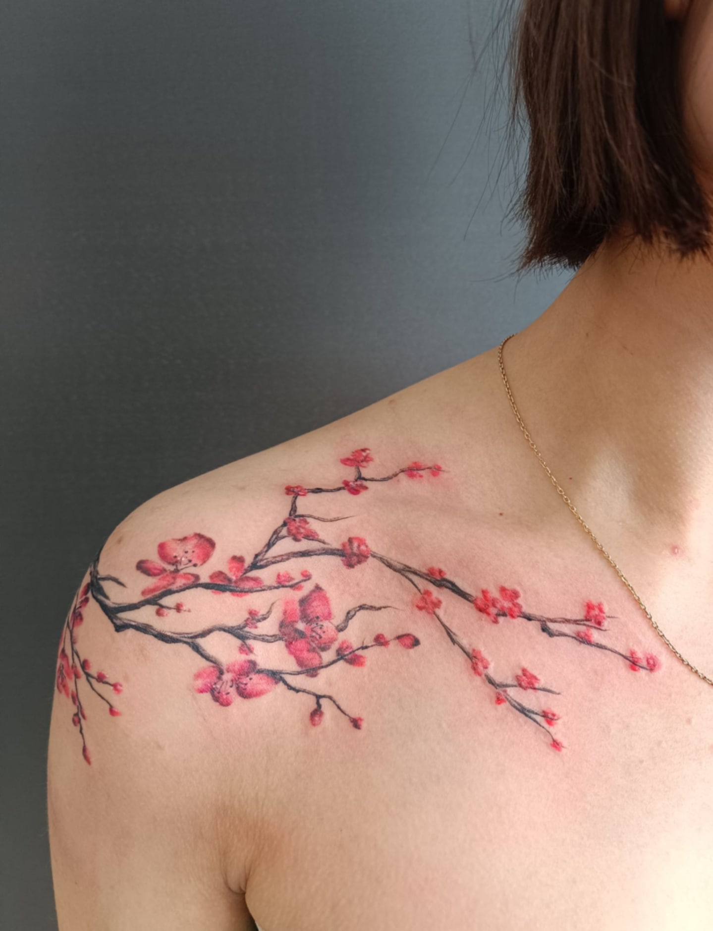 tatouage branche et sakura sur épaule
