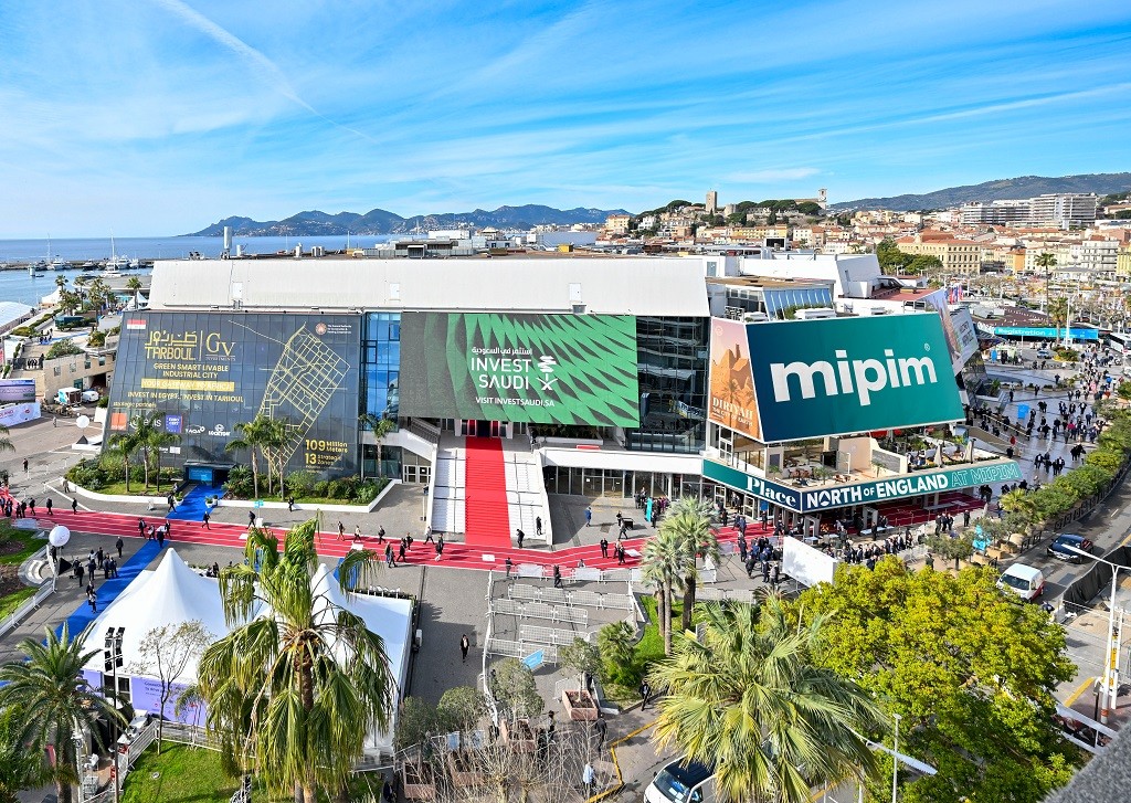 Business aviation event in Geneva with private aircraft and aviation professionals