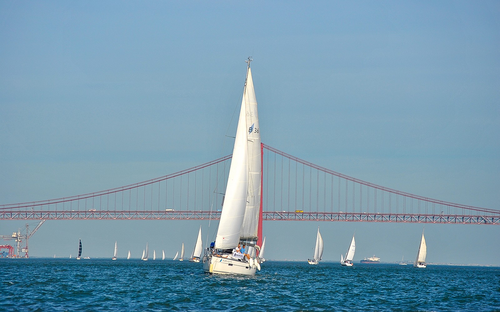 特茹斯河上的帆船，背後是里斯本的25號四月橋。