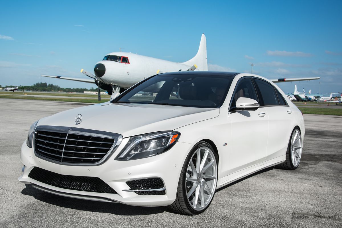 Create Porsche 911 GT3 RS. Picture have to be neither bright, neither dark.