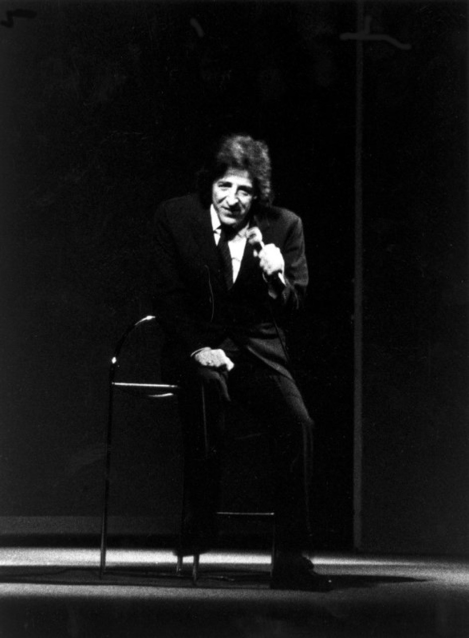 Giorgio Gaber sul palco, dove la canzone si alterna al monologo recitato