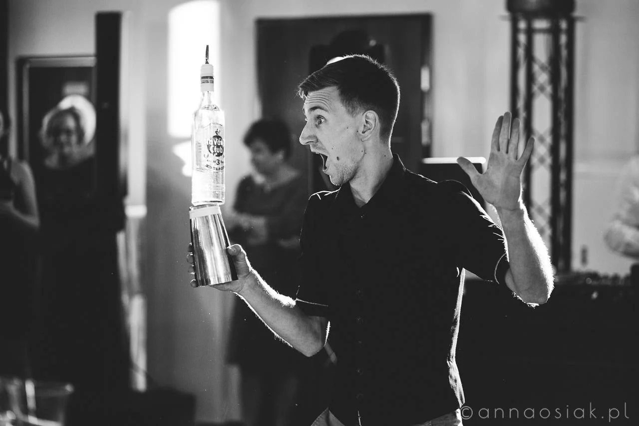 Barman na wieczór kawalerski prowadzący pokazy barmańskie.