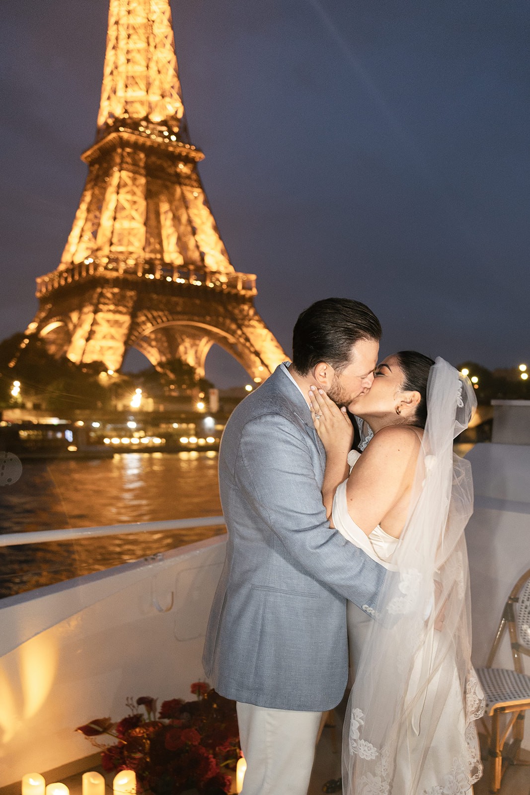 Photo de mariés s'embrassant devant la Tour Eiffel.